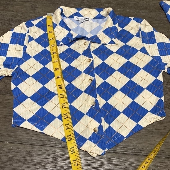 Fashion nova a day at the race | tan & blue checkered triangle crop button up| M - Picture 4 of 13